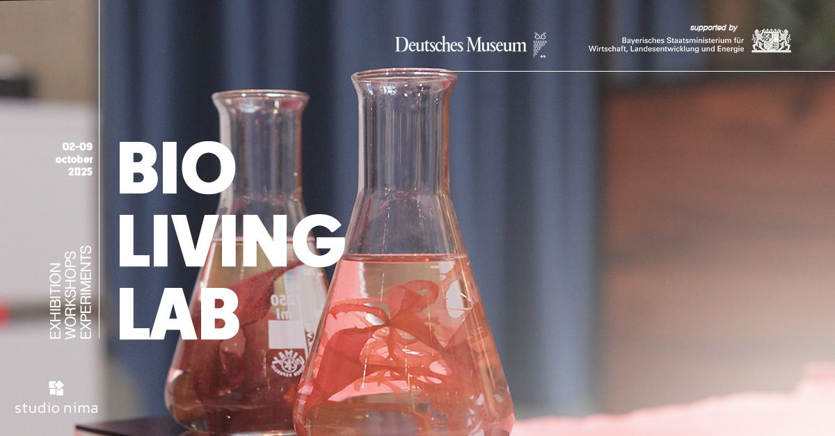 Plakat zur Ausstellung Bio Living Lab mit Glasgefäßen aus dem Labor, die rote Algen enthalten.