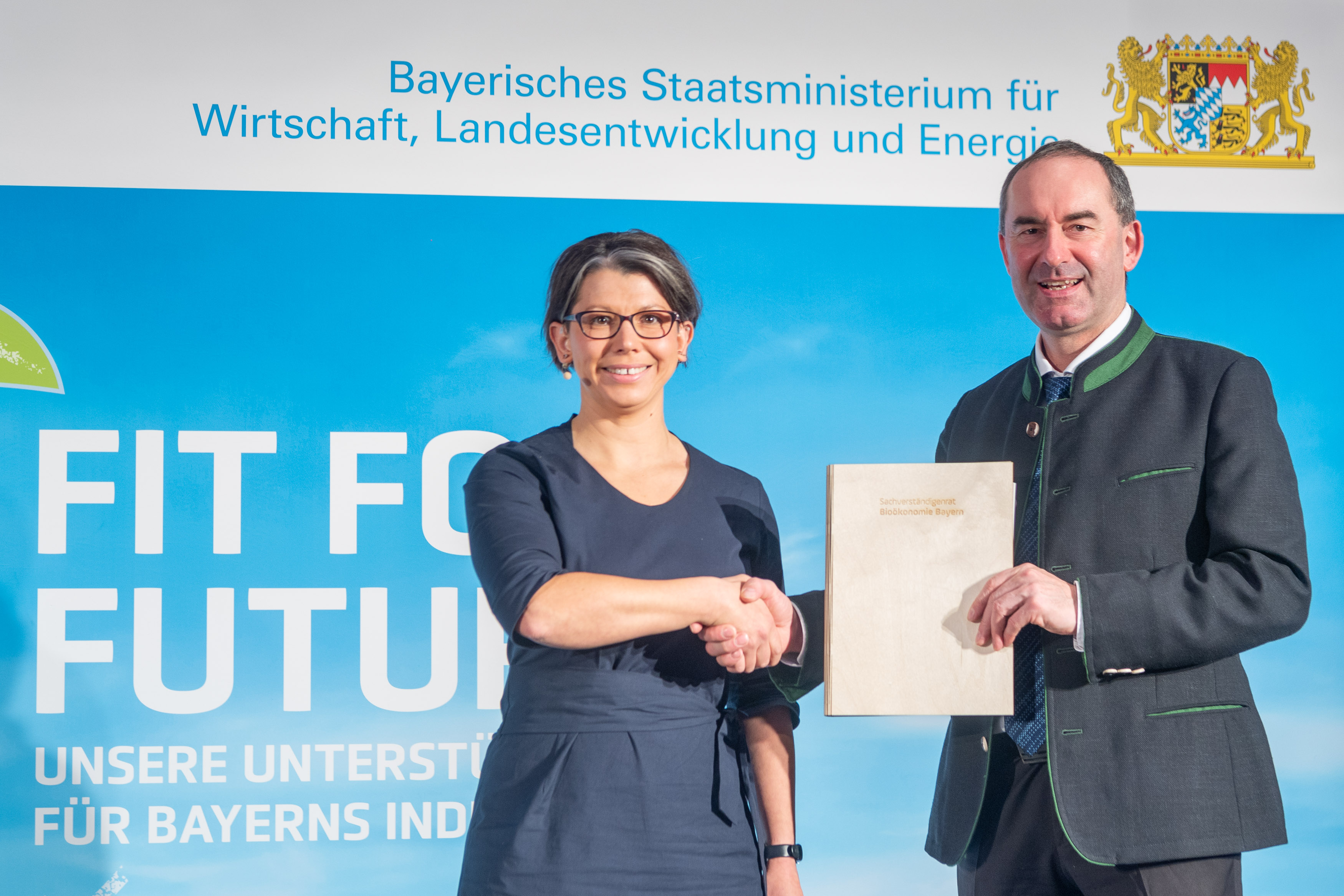 SVB-Vorsitzende Dr. Veronika Auer übergibt die Handlungsempfehlungen des Rates an Staatsminister Hubert Aiwanger bei der Regional-Veranstaltung  „Fit for Future“ (links) | Quelle: StMWi A. Heddergott