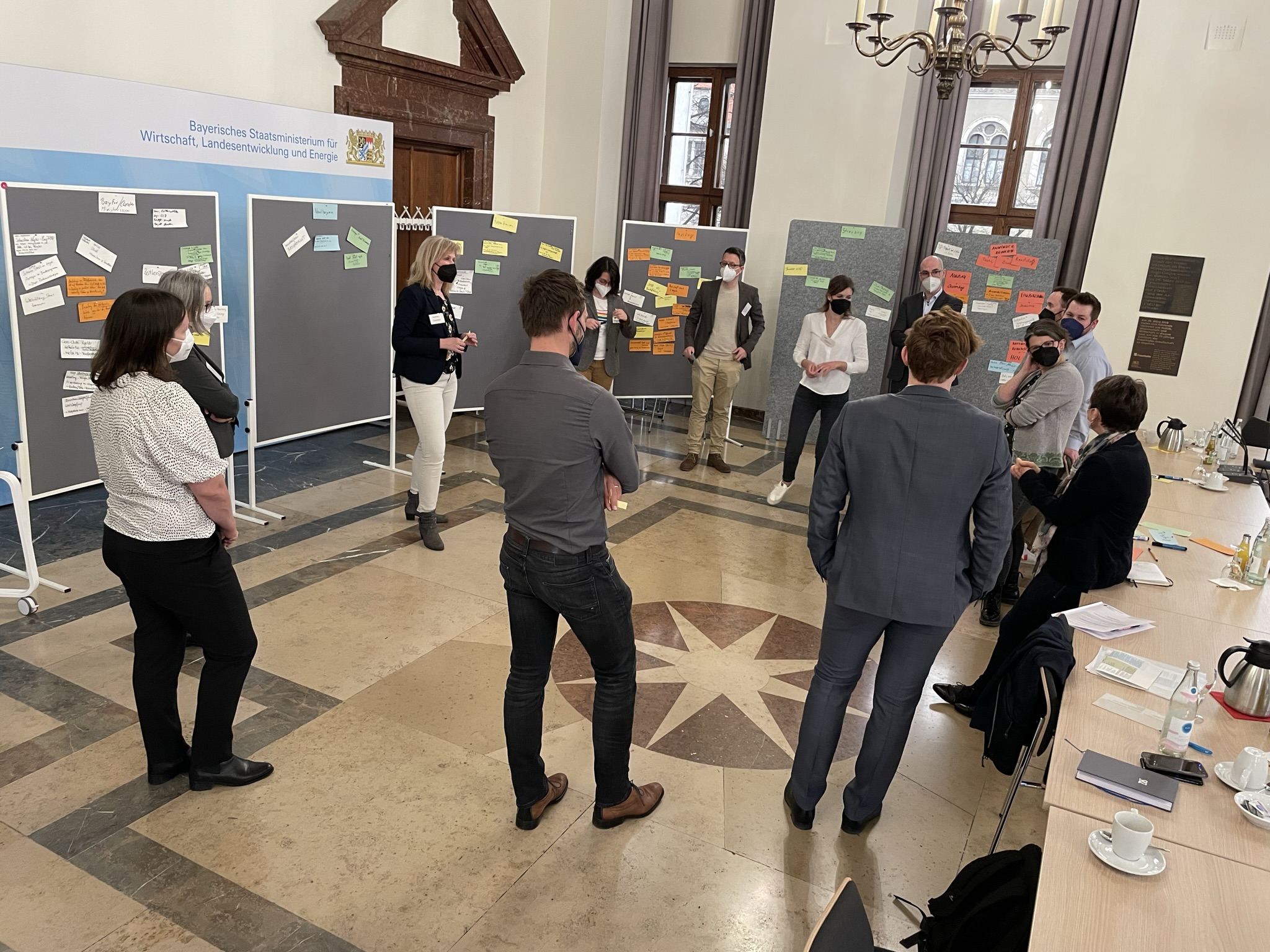 Vertreter*innen der bayerischen Bioökonomieregionen beim Workshop im StMWi Quelle: Umweltcluster Bayern/Marco Geiger Vertreter*innen der bayerischen Bioökonomieregionen beim Workshop im StMWi Quelle: Umweltcluster Bayern/Marco Geiger