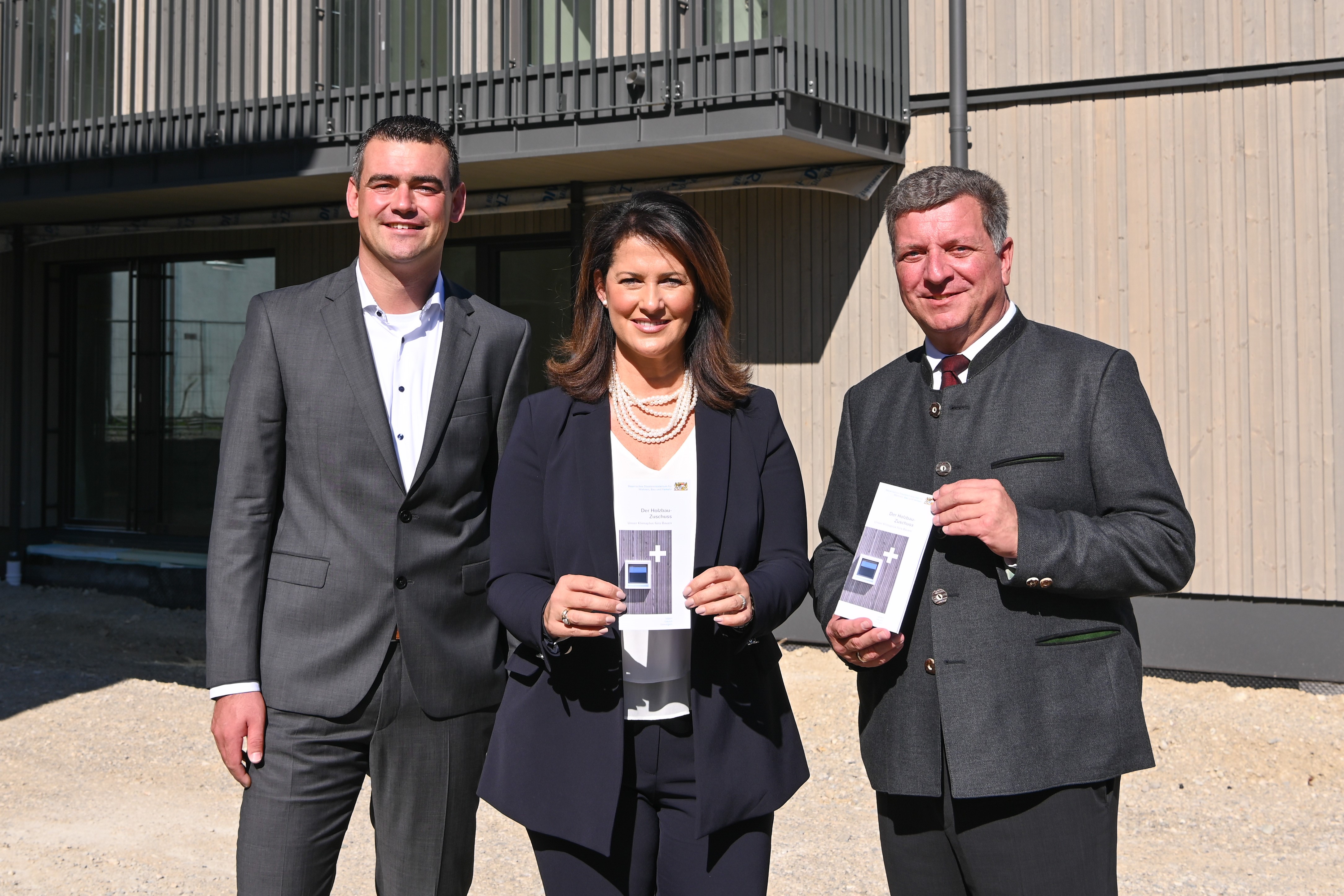 Florian Hoffmann, 1. Bürgermeister von Utting am Ammersee, Forstministerin Michaela Kaniber und Bauminister Christian Bernreiter am 11. Juli 2022 | Quelle: StMELF/Pia Regnet Florian Hoffmann, 1. Bürgermeister von Utting am Ammersee, Forstministerin Michaela Kaniber und Bauminister Christian Bernreiter am 11. Juli 2022 | Quelle: StMELF/Pia Regnet