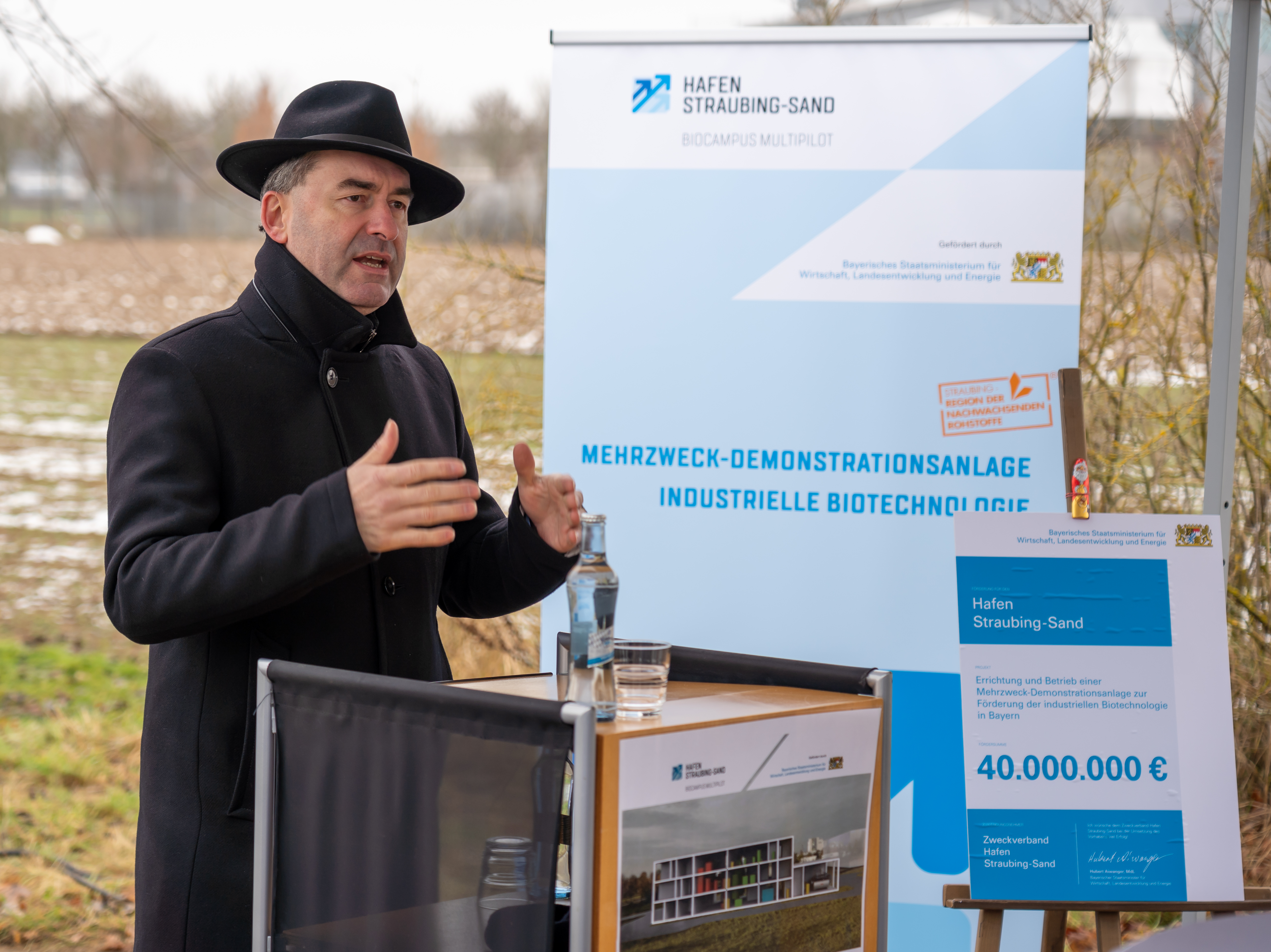 Staatsminister Hubert Aiwanger bei der Übergabe des Förderbescheids | Quelle: StMWi/Neureuther Image